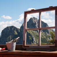Den Ausblick von der Terrasse der Ostlerhütte genießen