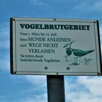 Hinweisschild zum Vogelbrutgebiet