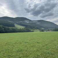 Blick zur Bahn - hier kommt grad der 'Frühsportzug' aus Wien, Ankunft ca 08:25 in Payerbach