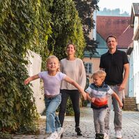 Familie auf dem Stadtspaziergang durch Immenstadt