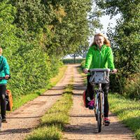 Zwei Radfahrerinnen auf einer Seitenstraße