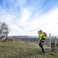 Auch ein bisschen Spaß darf beim Winterwandern im Thermen- & Vulkanland nicht fehlen