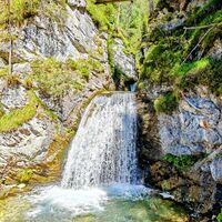 Der Tennfall im Sommer. Das tosende Wasser ist zu jeder Jahreszeit die kurze Wanderung wert.