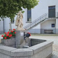 Brunnen vor der Kirche