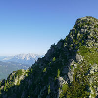 rechts kann man die Steigspuren auf die Vordere Gstemmerspitze erkennen, links am Horizont der Grimming