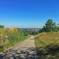 Radweg vor Nußbach mit Blick auf Kirche Nußbach