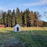Links vom Marterl auf der Wiese Köckendorf