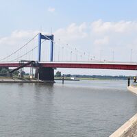 Blick auf die Friedrich-Ebert-Brücke und auf den Pegel Ruhrort