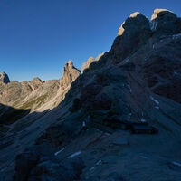 [ Dolomiten, Rosengarten ] | Tag 3 | Blick zur Grasleitenpasshütte aus dem Einstieg des Kesselkogel-Klettersteiges