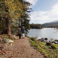 Spaziergänger am Reintalersee barrierefreier Wanderweg