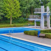 Schwimmerbecken mit Sprungturm