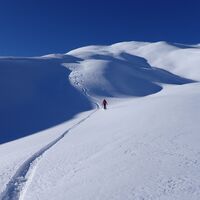 Breite Hänge lassen das Skitourenherz höher schlagen