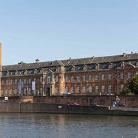 Ehemalige Benediktinerabtei mit altem Abteipark