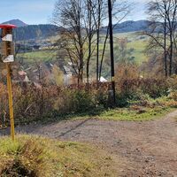 Rechts in Pfad Richtung Parkplatz