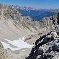 Oben am Grat angekommen sieht man ins Landschaftskar nach Norden.