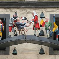 Glockenspiel mit Figurenumlauf des Doktor Eisenbart am Rathaus