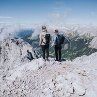 Wanderer am Westgipfel der Hohen Munde