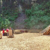 Am Holzkohlenmeiler im Fröbelwald