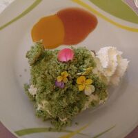 Mooskuchen mit Blüten