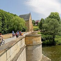 An der alten Werrabrücke in Creuzburg mit Liboriuskapelle im Hintergrund entlang des Werratal-Radweges