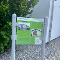 Spraitbacher Geschichtspfad Station 4 Relief an der Grundschule