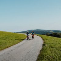 Radfahrer am Panoramablick Donautal Gemeinde St. Aegidi am Donauradweg Thron Flenkental