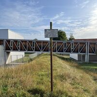 Bei einer Kreuzung mit einer Fahrstraße und dem Pottschacher Schulzentrum ist jedoch Umleitung angesagt .. rechts runter..