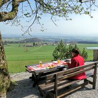 Der Gasthof Kaiserbuche am höchsten Punkt der Tour bietet eine feine Küche und ebensolche Ausblicke.