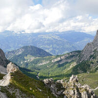 die Dolomitenhütte in der Ferne