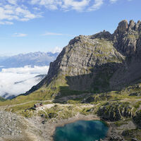 Karlsbaderhütte und Laserzee mit Niedrigwasser vom EInstieg aus gesehen
