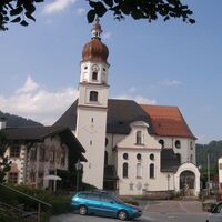 Wir gehen an der Kirche Mariä Himmelfahrt vorbei hinunter zur Vils.