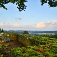 Blick von der Stadtmauer auf den Naturpark Arnsberger Wald