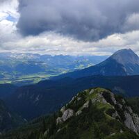 Ausblick über den Kamm zum Grimming