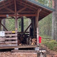 Holzhütte am Feuerplatz von Harjulampi
