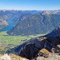 Aussicht vom Gipfel in die Planseeregion, vorne die Kohlbergspitze