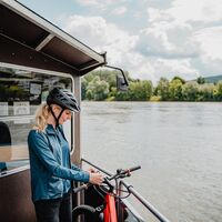 Radfahrer auf dem Donaubus