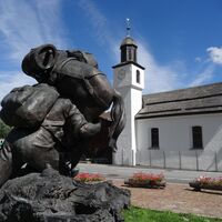 Sebastianskirche mit Baschi-Denkmal in Geschinen