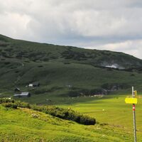 Die Almhütten auf der Hochfläche