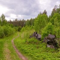 Panzersteine säumen den Weg