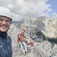 aber vorher genießen wir am Gipfel die Aussicht und den grandiosen Tag