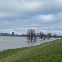 Rheindeich mit Blick auf die Rheinbrücke der A42 und die Halde Rheinpreußen
