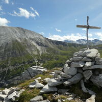 Gipfelkreuz auf der Riedingspitze mit dem Weißeck im Hintergrund