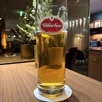 .. wo man sich in den gediegenen Kurhotel-Bars ein gepflegtes 'Villacher' einnorden kann, oder 2. Schee woas!