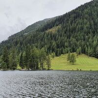 Links: Forellenstation, Rechts: Haus mit Brunnen