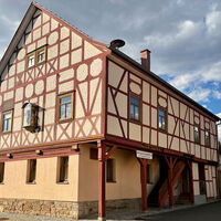 Heimatmuseum mit Hausfigur in Wolfmannshausen - Grabfeld