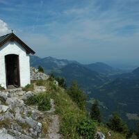 Vom Brünnsteingipfel bietet sich ein Rundumblick in die umgebende Bergwelt.