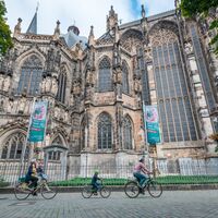 Radfahrer vor Aachener Dom
