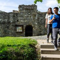 Wanderer an der Burgruine Ringelstein Büren