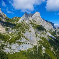 Blick auf die Waldstraße, die zur Hütte hinaufführt