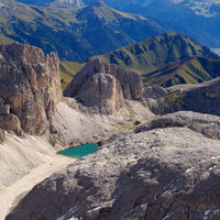 [ Dolomiten, Rosengarten ] | Tag 3 | Blick zur Antermoiahütte und den See aus dem Abstieg